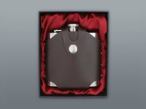 Elegantná ploskačka v koženom puzdre