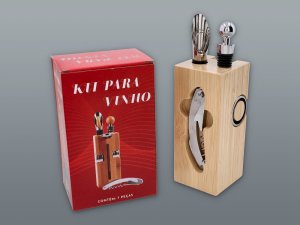 Sada na víno v drevenom stojane