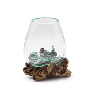 Sklenená váza na dreve