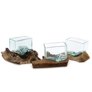 Sklenená miska na dreve