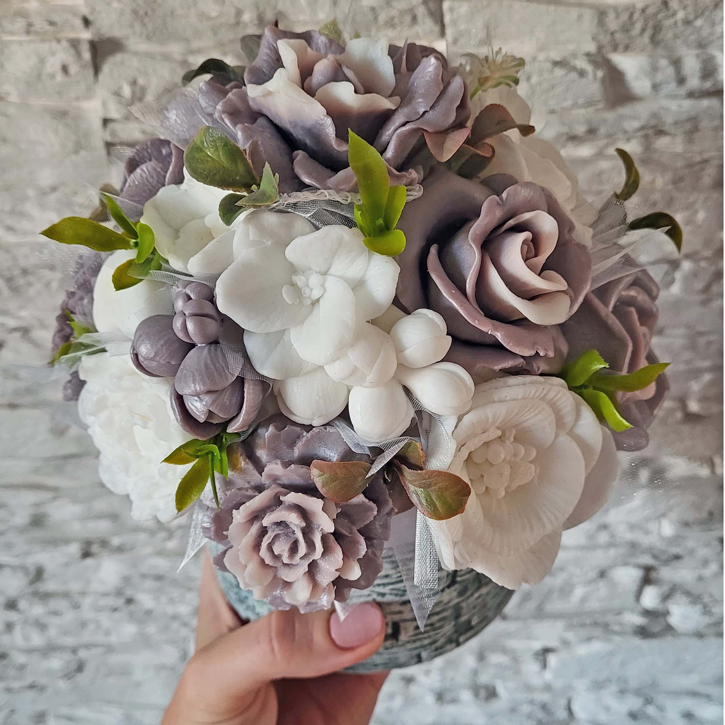 Mydlová kytica v keramickom kvetináči - Sivo-biela