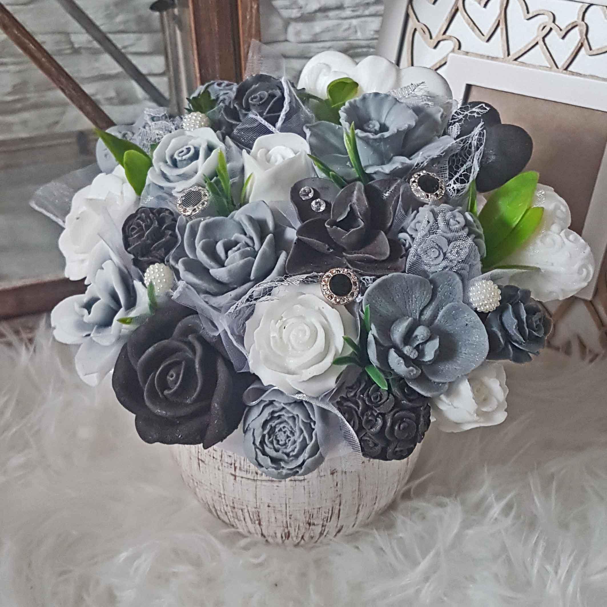 Originálna mydlová kytica - Sivá , biela