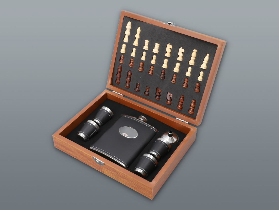 Súprava BLACK ploskačka 240 ml + 4 ks štamperlíkov 35 ml + ŠACHY