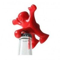 Šťastný muž otvárač na fľaše