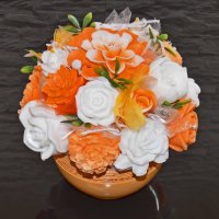 Mydlová Kytica v keramickom kvetináči - oranžová, biela