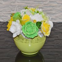 Mydlová Kytica v keramickom kvetináči - zelená, žltá, biela
