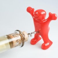 Šťastný muž otvárač na víno