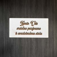 Drevená pozvánka k svadobnému stolu