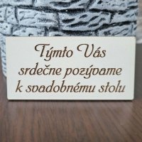 Drevená pozvánka k svadobnému stolu