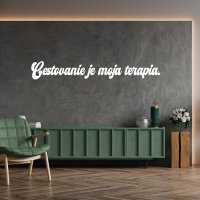 Drevený nápis na stenu - Cestovanie je moja terapia.