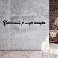 Drevený nápis na stenu - Cestovanie je moja terapia.