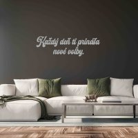 Drevený nápis na stenu - Každý deň ti prináša nové voľby.