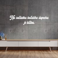 Drevený nápis na stenu - Na začiatku každého úspechu je túžba.