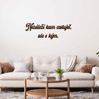 Drevený nápis na stenu - Nezáleží kam cestuješ, ale s kým.