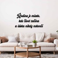 Drevený nápis na stenu - Rodina je miesto, kde život začína a láska nikdy nekončí.