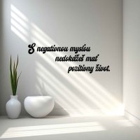 Drevený nápis na stenu - S negatívnou mysľou nedokážeš mať pozitívny život.