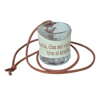 Sklenený štamperlík s koženým obalom – Starká, čím mi viac ulievaš, tým si krajšia