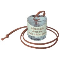 Sklenený štamperlík s koženým obalom – Jeden je málo, dva je moc, príďte svätý na pomoc