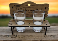 Drevená lavička so štamprlíkmi - Ulej bo vypite!
