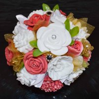 Mydlová Kytica v keramickom kvetináči - bordová, biela