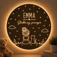 Drevená LED lampa na stenu - Dievčatko s mačkou a menom
