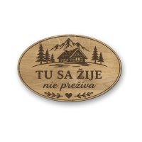 Drevená tabuľka na chatu - Tu sa žije, nie prežíva - oválna dekorácia