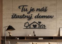 Drevený citát na stenu – Tu je náš šťastný domov