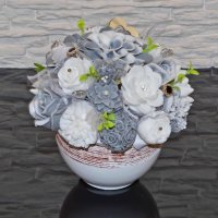 Mydlová Kytica v keramickom kvetináči - sivá, biela