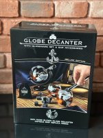 Alkoholová fľaša v tvare globusu s pohármi