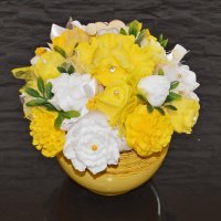 Mydlová Kytica v keramickom kvetináči - žltá, biela