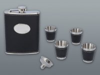 Súprava BLACK ploskačka 240 ml + 4 ks štamperlíkov 35 ml + ŠACHY