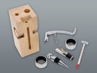 Sada na víno v drevenom stojane