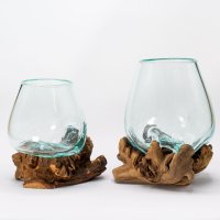 Sklenená váza na dreve