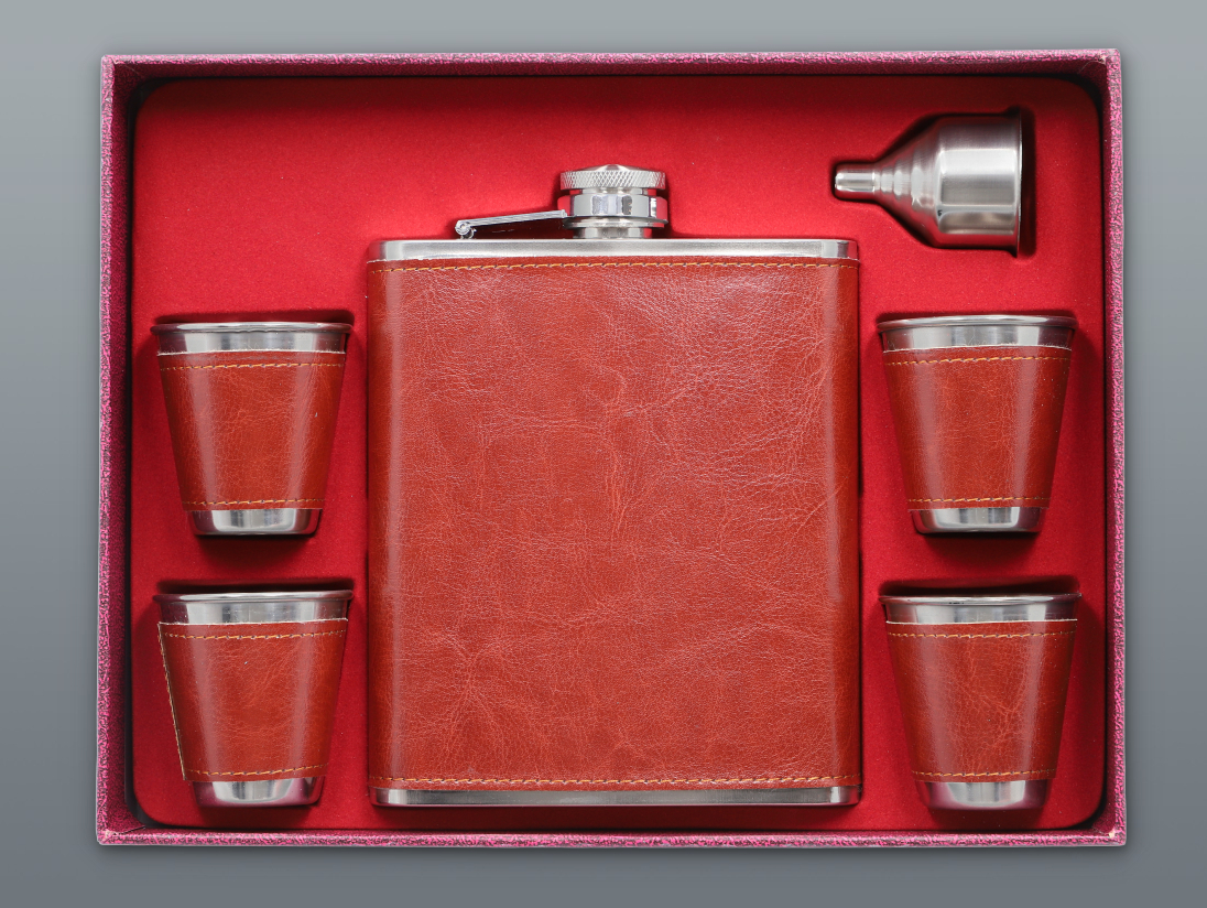 Súprava LEATHER WINE ploskačka 540 ml + 4ks štamperlíkov 80 ml