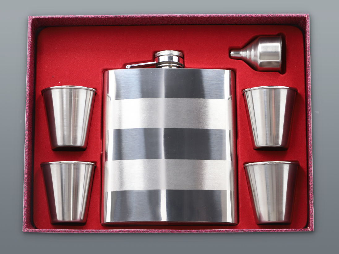 Súprava DESTILLATE ploskačka 540 ml + 4ks štamperlíkov 80 ml