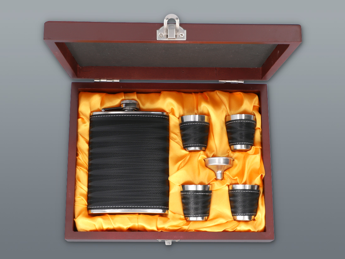 Ploskačka + 2 poháriky a lejak v elegantnej krabičke