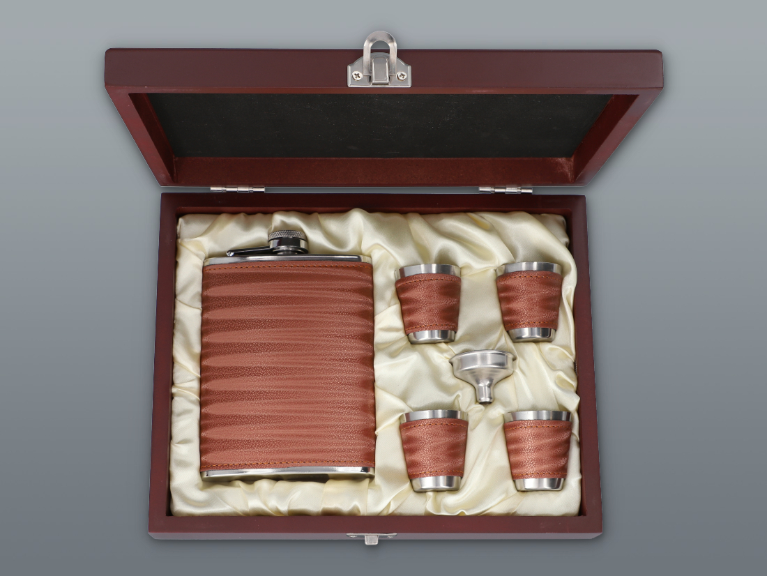 Ploskačka + 2 poháriky a lejak v elegantnej krabičke