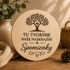 Drevená kruhová tabuľka so stromom života - Tu tvoríme naše najkrajšie spomienky