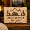 Drevená tabuľka - Chata je naša terapia