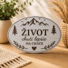 Drevená tabuľka na chatu - Život chutí lepšie na chate - oválna dekorácia